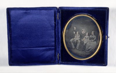 Portret van Mevrouw Bernard Hart en haar zoon Benjamin Seixus-Hart, haar schoondochter en met haar kleinkinderen door Unbekannt Unbekannt
